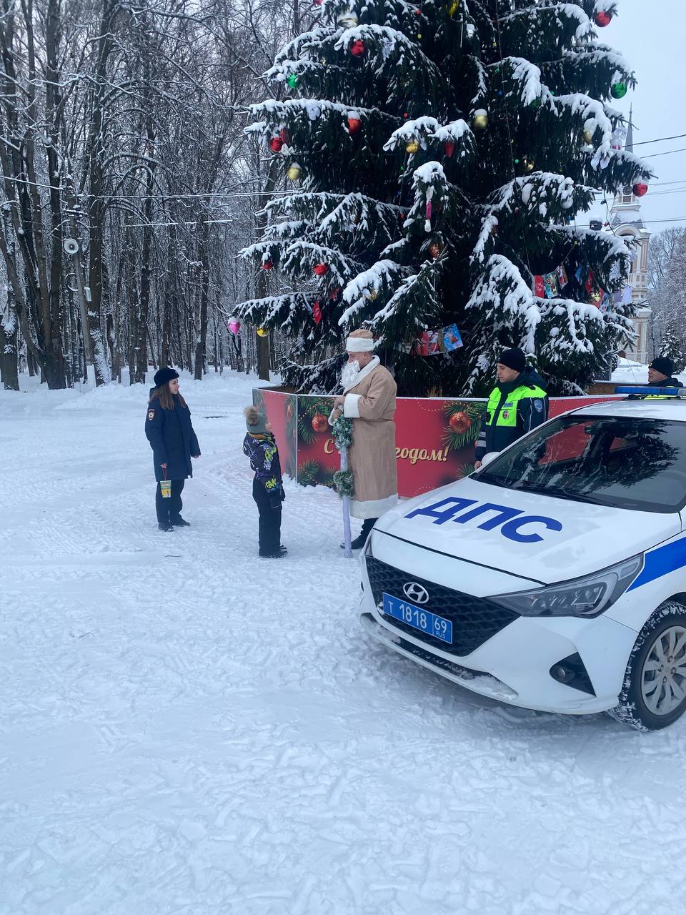Осташковские полицейские стали частью новогодней сказки в рамках акции «Полицейский Дед Мороз» Осташковские полицейские стали частью новогодней сказки в рамках акции «Полицейский Дед Мороз»