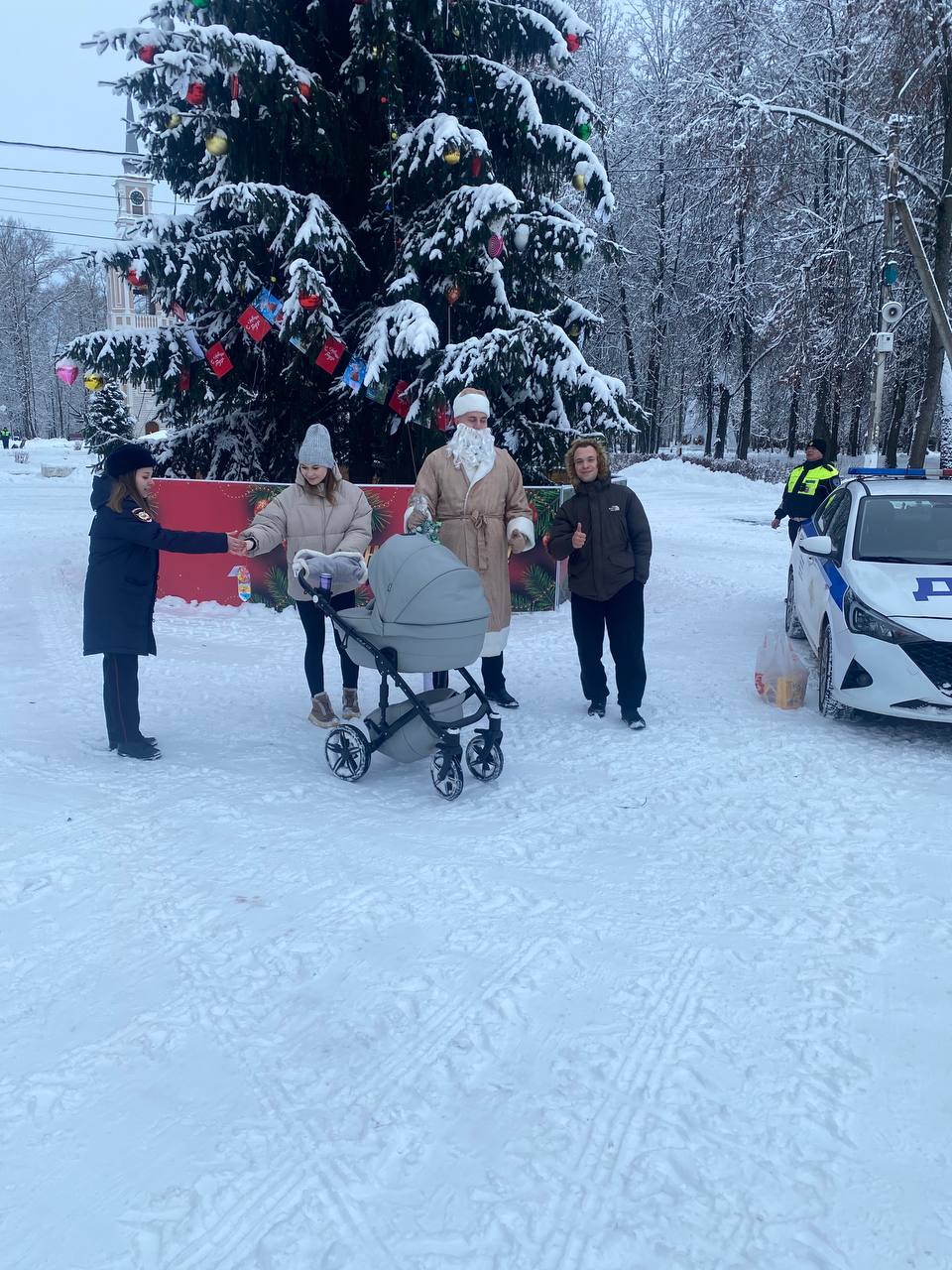 Осташковские полицейские стали частью новогодней сказки в рамках акции «Полицейский Дед Мороз» Осташковские полицейские стали частью новогодней сказки в рамках акции «Полицейский Дед Мороз»