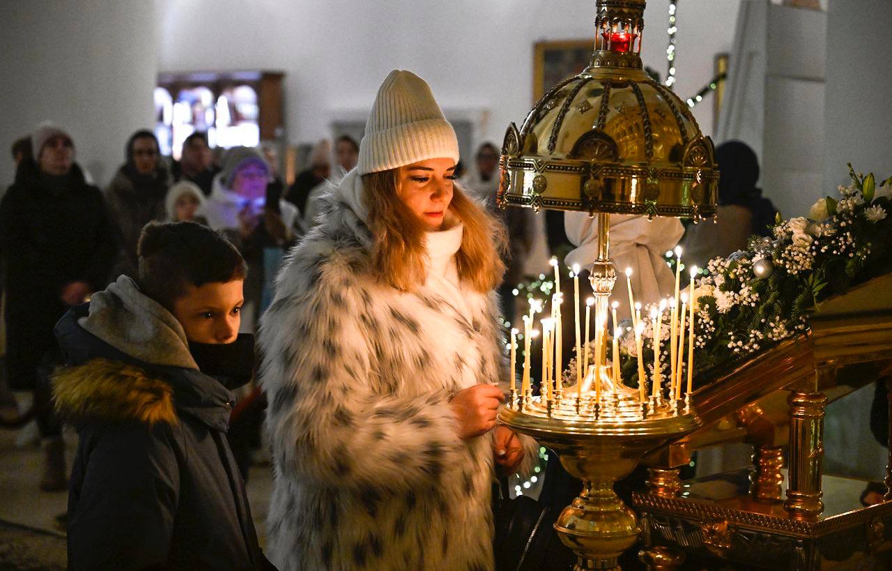 Врио Губернатора Тверской области Виталий Королев побывал на Рождественском праздничном бдении вместе с прихожанами Спасо-Преображенского кафедрального собора Твери Врио Губернатора Тверской области Виталий Королев побывал на Рождественском праздничном бдении вместе с прихожанами Спасо-Преображенского кафедрального собора Твери
