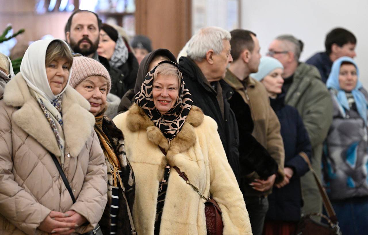 Врио Губернатора Тверской области Виталий Королев побывал на Рождественском праздничном бдении вместе с прихожанами Спасо-Преображенского кафедрального собора Твери Врио Губернатора Тверской области Виталий Королев побывал на Рождественском праздничном бдении вместе с прихожанами Спасо-Преображенского кафедрального собора Твери