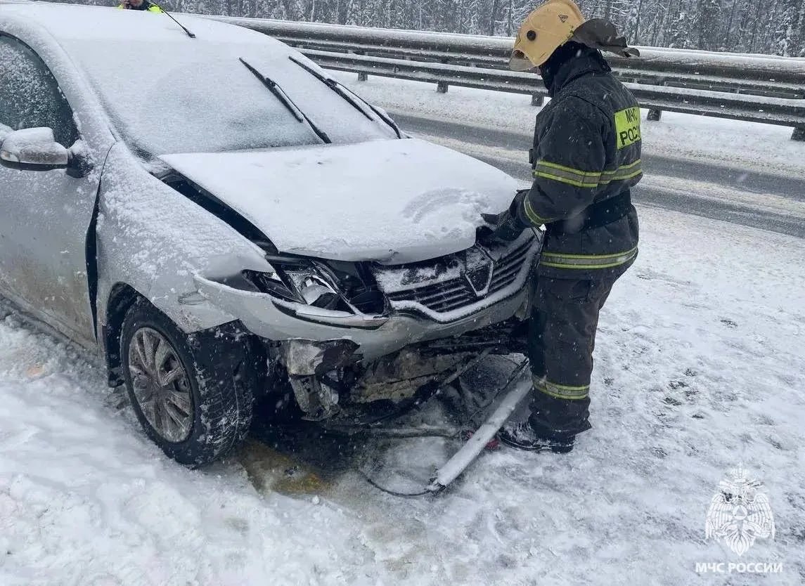 На М-11 в Тверской области машина врезалась в отбойник, пострадали пять человек На М-11 в Тверской области машина врезалась в отбойник, пострадали пять человек