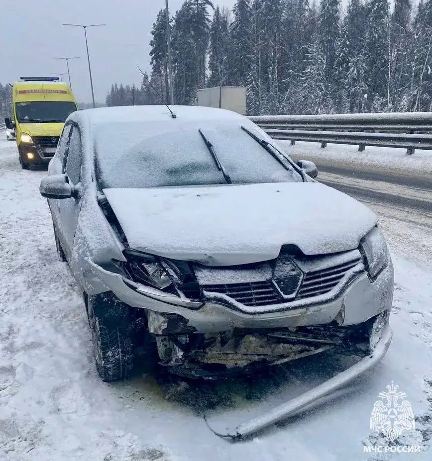 На М-11 в Тверской области машина врезалась в отбойник, пострадали пять человек