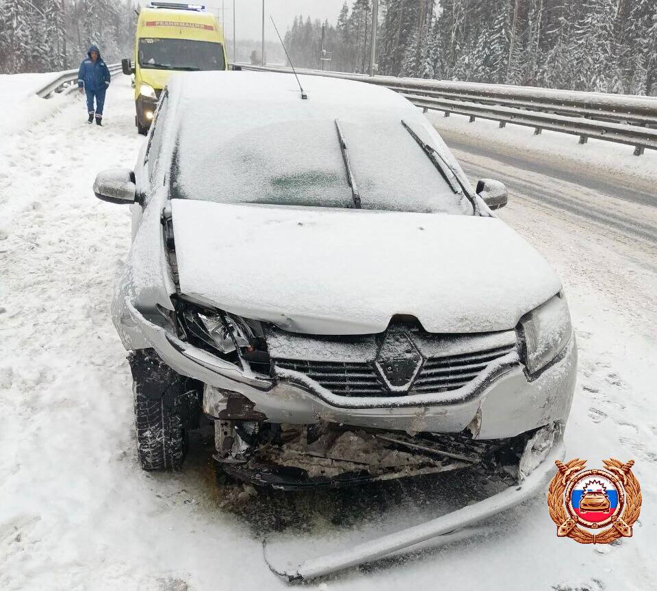 На М-11 в Тверской области машина врезалась в отбойник, пострадали пять человек На М-11 в Тверской области машина врезалась в отбойник, пострадали пять человек