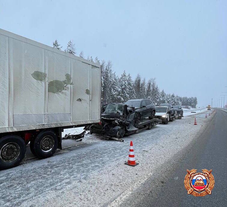 Машина превратилась в груду металла в массовой аварии на трассе М-11