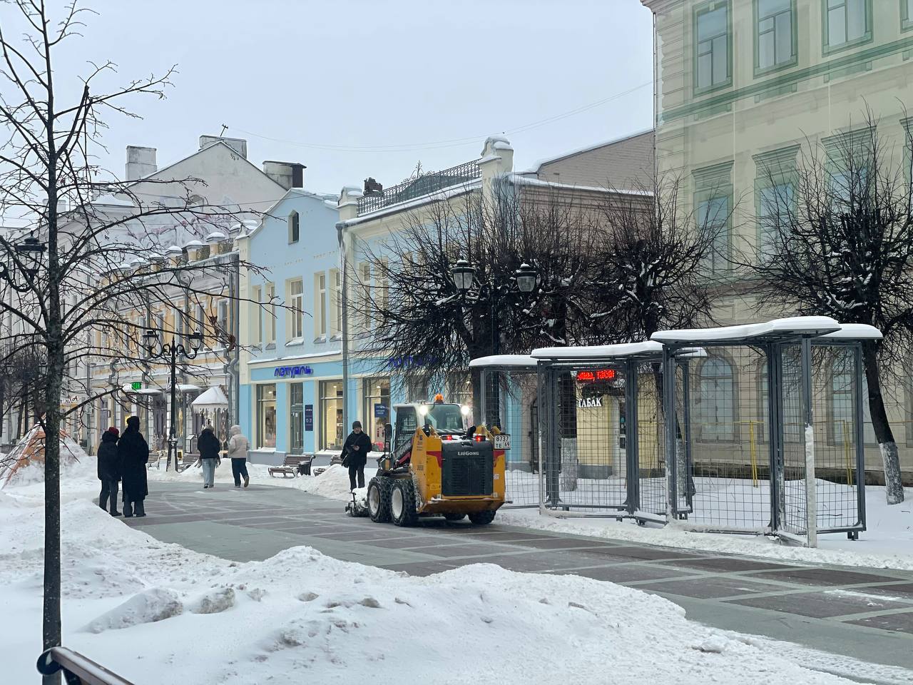 В центре Твери шустрая техника разгребает последствия мощного снегопада: видео В центре Твери шустрая техника разгребает последствия мощного снегопада: видео