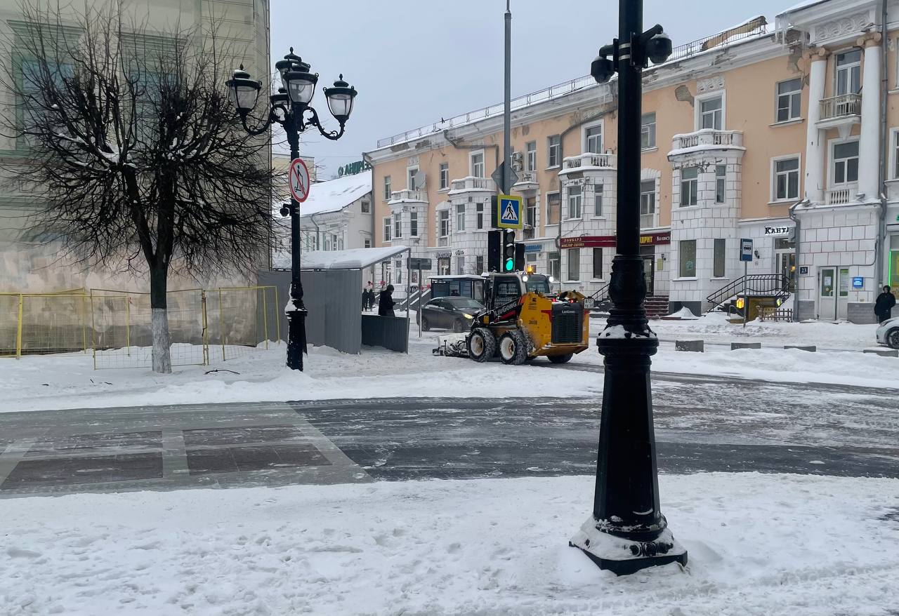 В центре Твери шустрая техника разгребает последствия мощного снегопада: видео В центре Твери шустрая техника разгребает последствия мощного снегопада: видео