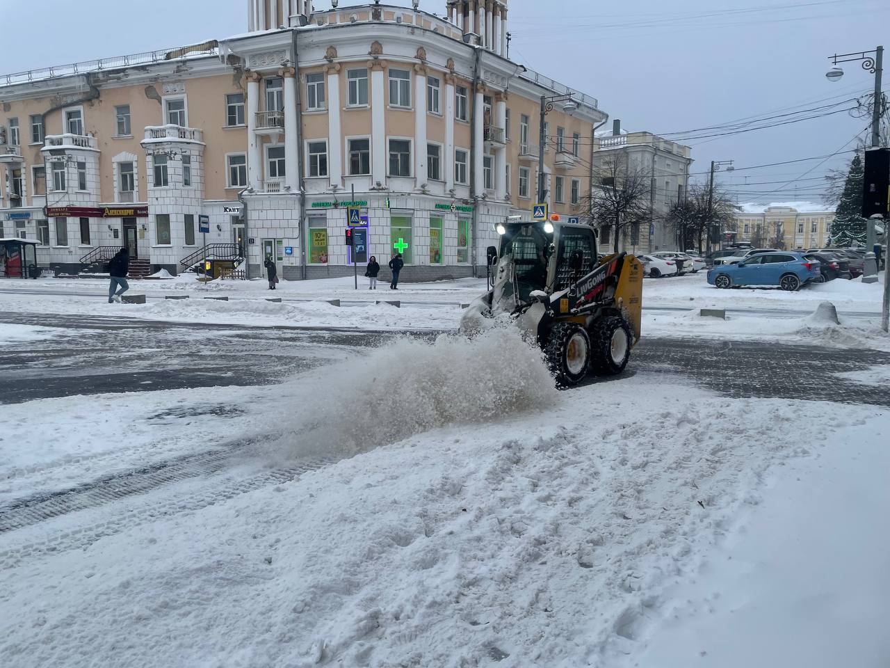 В центре Твери шустрая техника разгребает последствия мощного снегопада: видео В центре Твери шустрая техника разгребает последствия мощного снегопада: видео