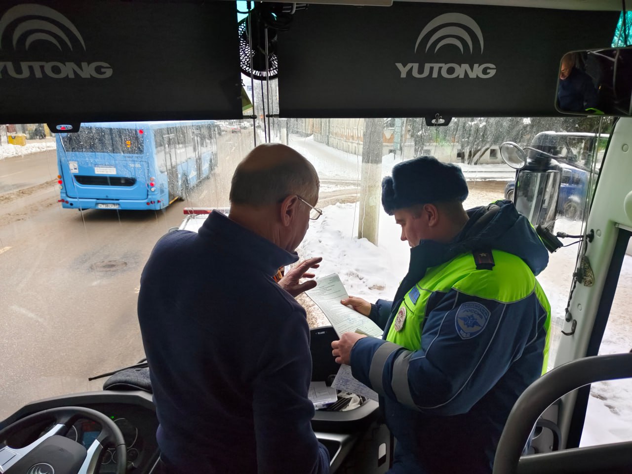 Госавтоинспекция города Твери провела инструктаж с организованной группой детей в автобусе Госавтоинспекция города Твери провела инструктаж с организованной группой детей в автобусе