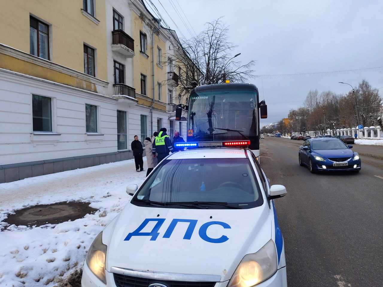 Госавтоинспекция города Твери провела инструктаж с организованной группой детей в автобусе