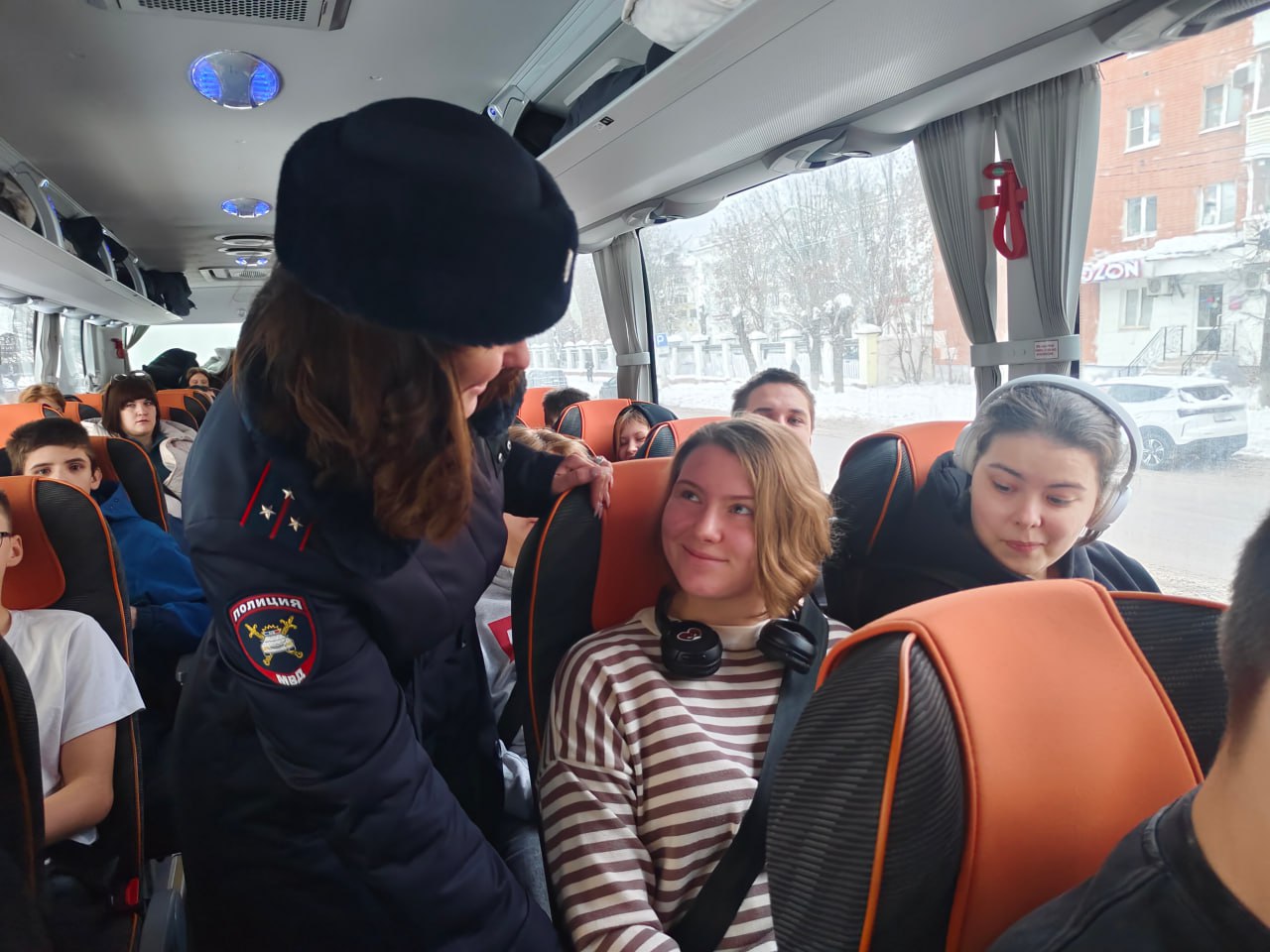 Госавтоинспекция города Твери провела инструктаж с организованной группой детей в автобусе Госавтоинспекция города Твери провела инструктаж с организованной группой детей в автобусе