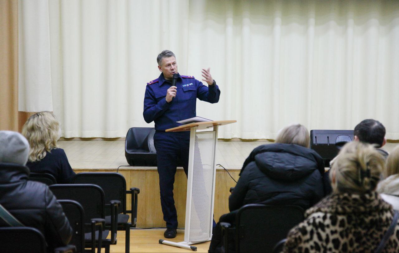 Офицер следственного управления Следственного комитета принял участие в родительском собрании Офицер следственного управления Следственного комитета принял участие в родительском собрании