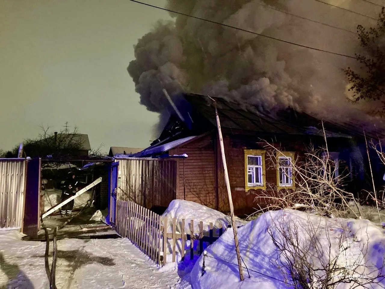 Огнеборцы спасли мужчину и женщину на ночном пожаре в Твери Огнеборцы спасли мужчину и женщину на ночном пожаре в Твери