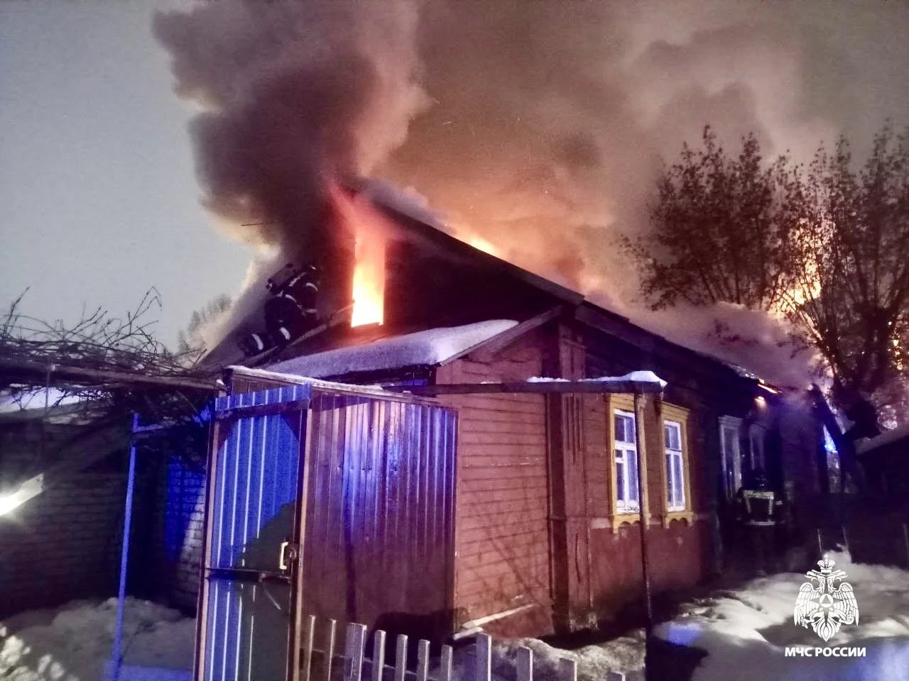 Огнеборцы спасли мужчину и женщину на ночном пожаре в Твери