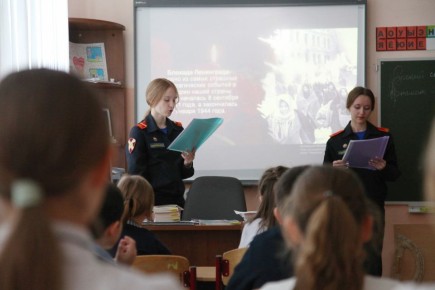 В Твери представитель Следственного комитета и кадеты кадетской роты провели с учащимися младших классов уроки мужества, посвященные освобождению Ленинграда от фашистской блокады