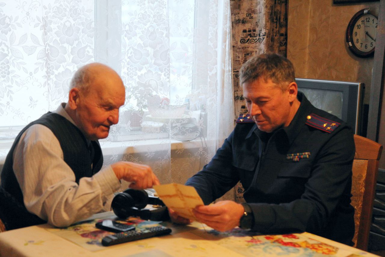 В годовщину снятия блокады Ленинграда офицер Следственного комитета навестил ветерана