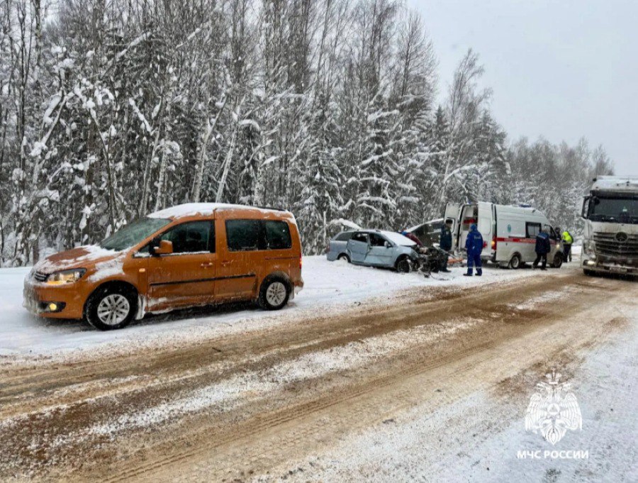 В Ржевском округе столкнулись четыре авто: есть пострадавшие В Ржевском округе столкнулись четыре авто: есть пострадавшие