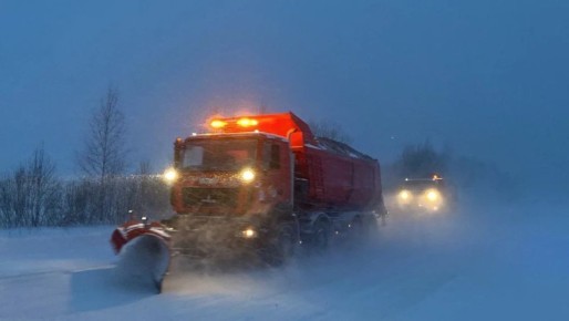 Более 300 единиц техники расчищают от снега региональные и межмуниципальные дороги Тверской области