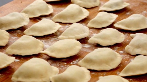 Удивительно простое тесто для вареников на две тяги ингредиентов