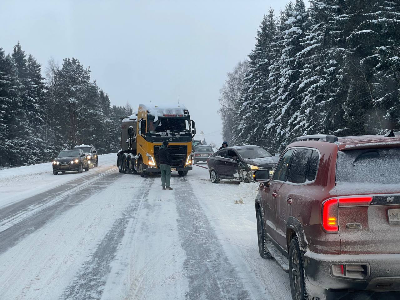 Торопыга на "Хендае" очень спешил на работу, но улетел в кювет