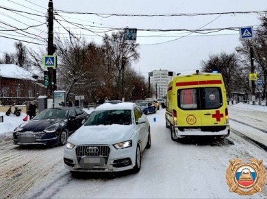 В Твери машина сбила девушку, переходившую дорогу на красный свет