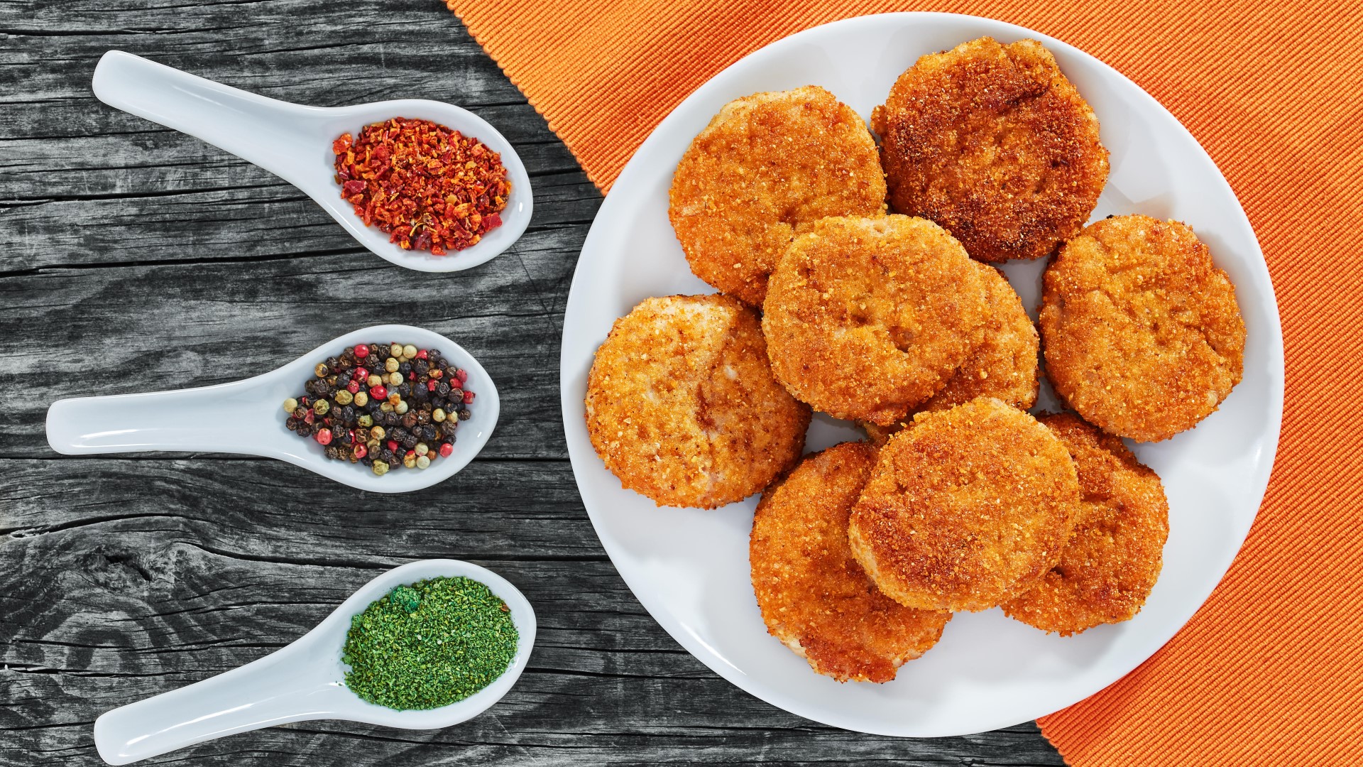 И гарнир не понадобится: побалуйте домочадцев сочными котлетами из курицы и картошки