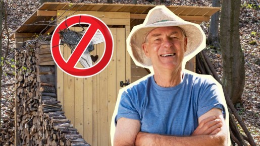 Мухи перестанут плодиться в дачном туалете: засыпьте в отверстие вот что