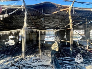 В МЧС назвали причину ночного пожара на рынке в Твери