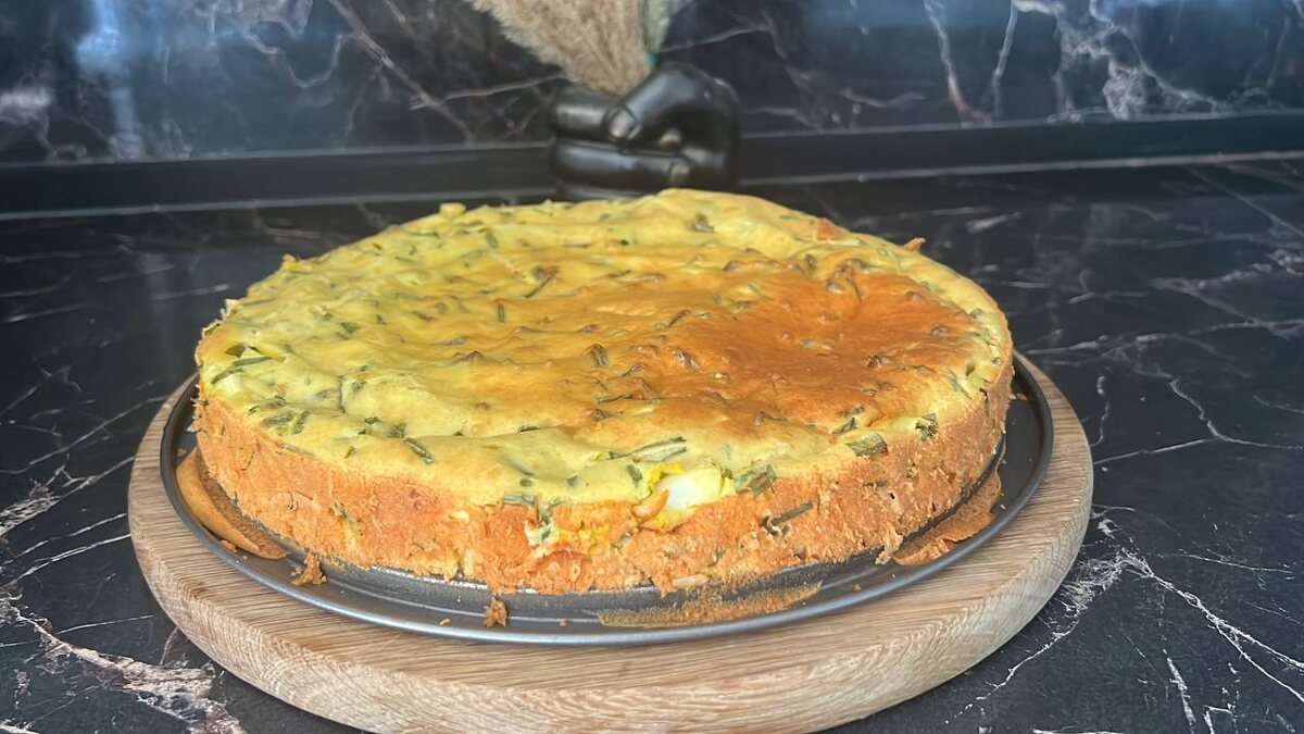 Летний заливной пирог с яйцом и зеленым луком: простой рецепт
