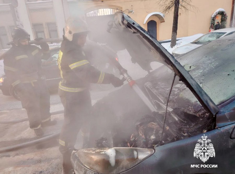 В Заволжском районе Твери вспыхнула легковушка В Заволжском районе Твери вспыхнула легковушка