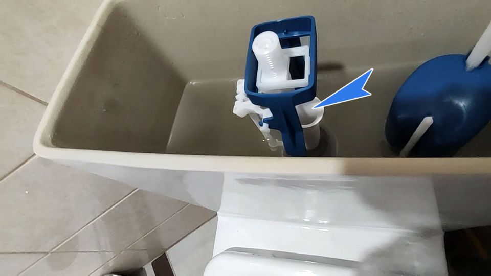 Когда унитаз начинает течь: причины и решения