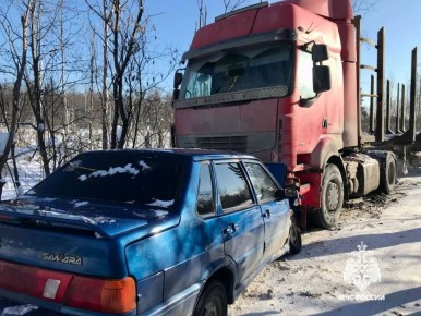 В Тверской области при столкновении легковушки и лесовоза пострадали два человека