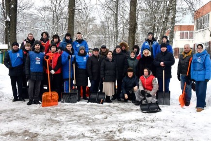 Депутат Госдумы Владимир Васильев организовал масштабный субботник по уборке снега на территории более 160 социальных объектов Тверской области