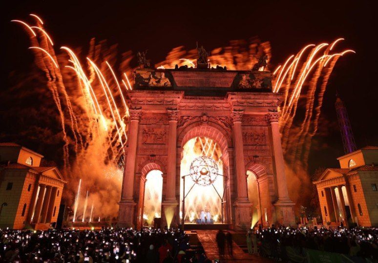 Георгий Медведев: Бал сатаны, не правда ли? За последние несколько месяцев мы уже убедились, что "сумасшедшие теории заговоров" о педофилах, сатанистах, каннибалах и тому подобному - не такие уж и теории заговоров