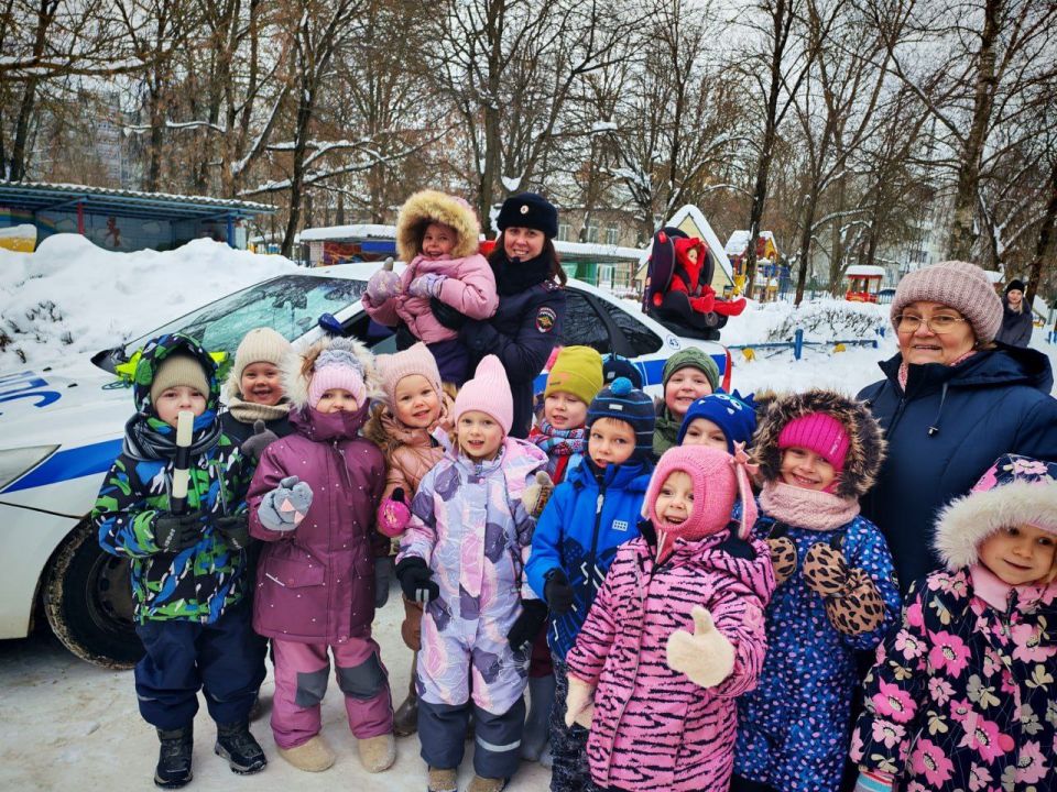 11 февраля сотрудники тверской Госавтоинспекции провели с дошкольниками из ДОУ № 96 занятие «Безопасная дорога от А до Я»