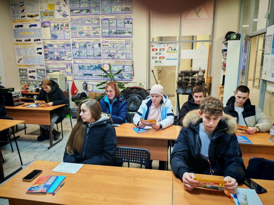 Тверские автоинспекторы провели беседу по Правилам дорожного движения с кандидатами в водители