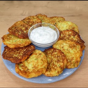 Кабачковые оладьи: как освежить ужин в сезон