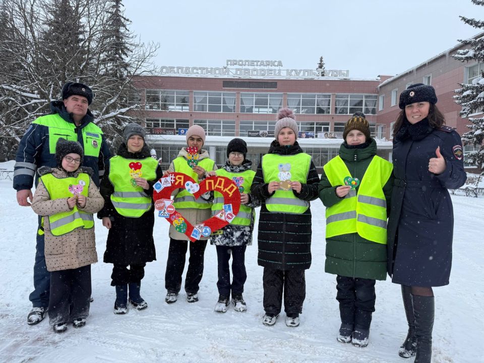 В преддверии Дня всех влюблённых, сотрудники Госавтоинспекции города Твери совместно с отрядом ЮИД средней школы № 1, провели акцию «С любовью к ПДД»