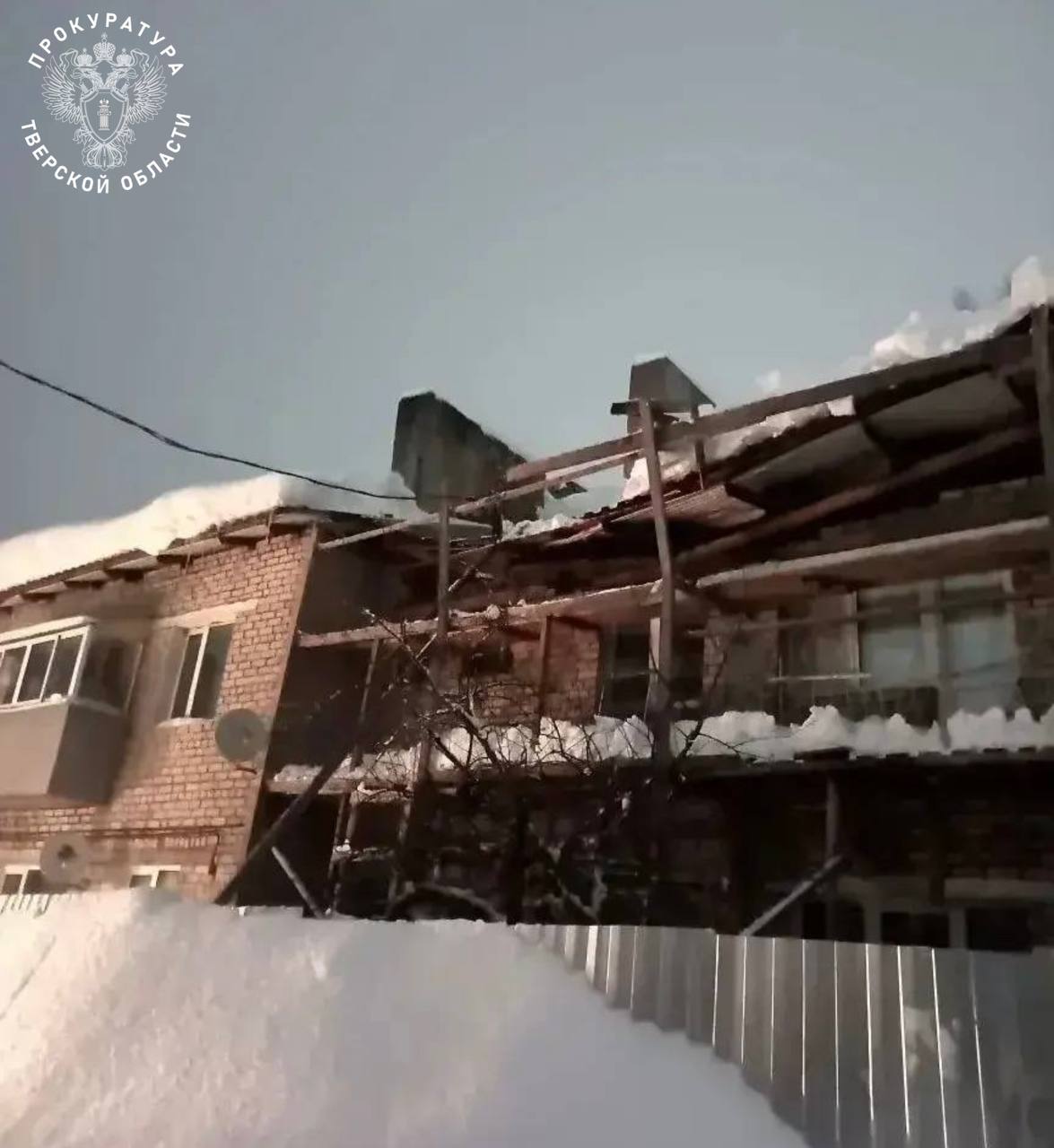 В Тверской области в многоквартирном доме обрушилась крыша