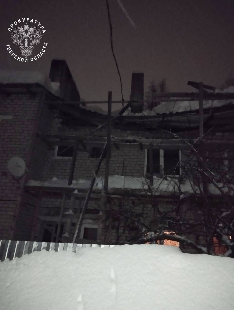 В Тверской области в многоквартирном доме обрушилась крыша В Тверской области в многоквартирном доме обрушилась крыша