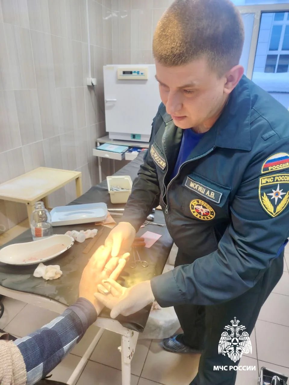 В Старице спасатели помогли мужчине избавиться от титановых «оков» В Старице спасатели помогли мужчине избавиться от титановых «оков»