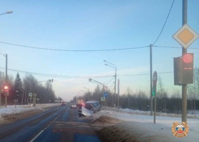 В Оленинском округе столкнулись большегруз и легковушка