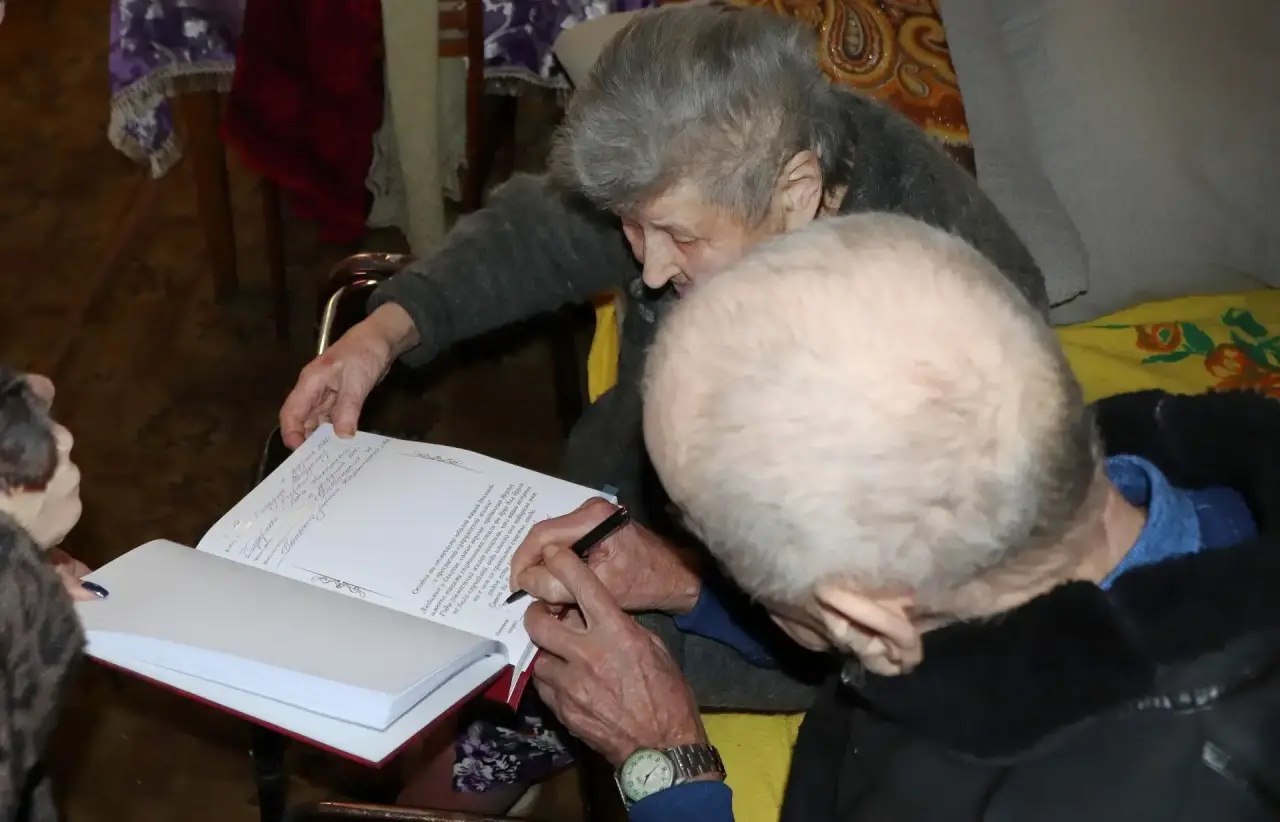 65 лет вместе: в Ржевском округе супруги Смирновы отметили железную свадьбу 65 лет вместе: в Ржевском округе супруги Смирновы отметили железную свадьбу