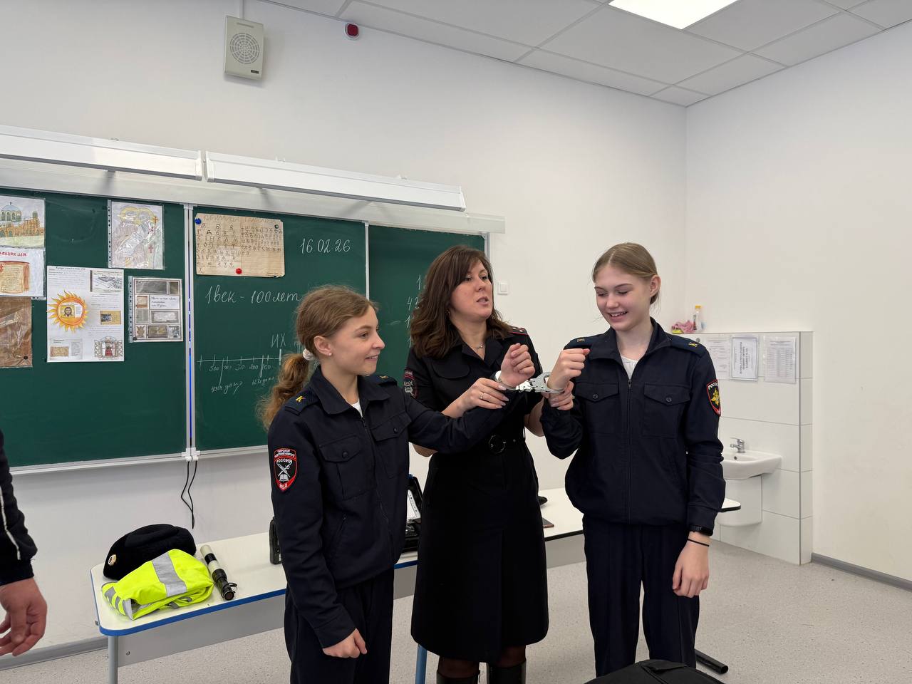 Сотрудники Госавтоинспекции города Твери провели «Урок мужества» для кадетов Центра образования № 56 Сотрудники Госавтоинспекции города Твери провели «Урок мужества» для кадетов Центра образования № 56