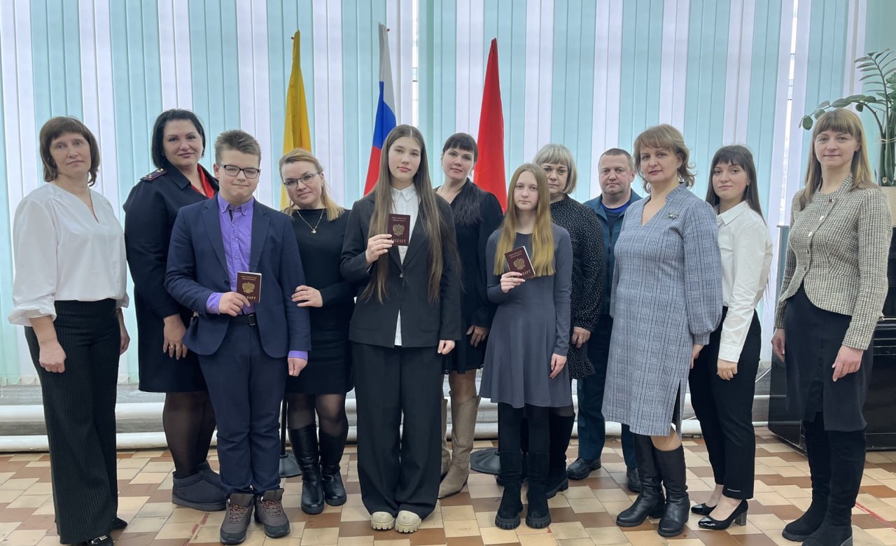 Молодые граждане России. В Зубцовском округе в рамках ДМИ-2026 состоялась торжественная церемония вручения паспортов юным гражданам России