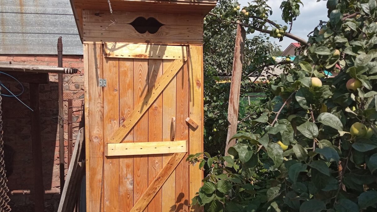 Как устранить запах в дачном туалете: простые решения