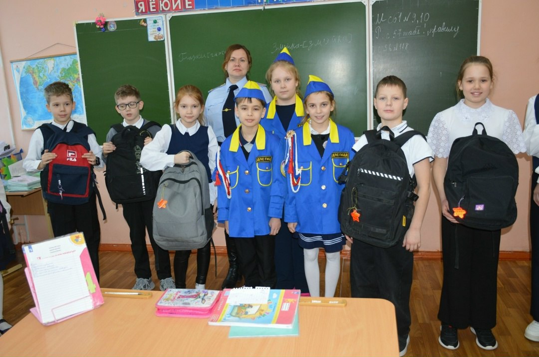 В Удомле сотрудники Госавтоинспекции и отряд ЮИД провели мастер-класс для «Орлят России» В Удомле сотрудники Госавтоинспекции и отряд ЮИД провели мастер-класс для «Орлят России»