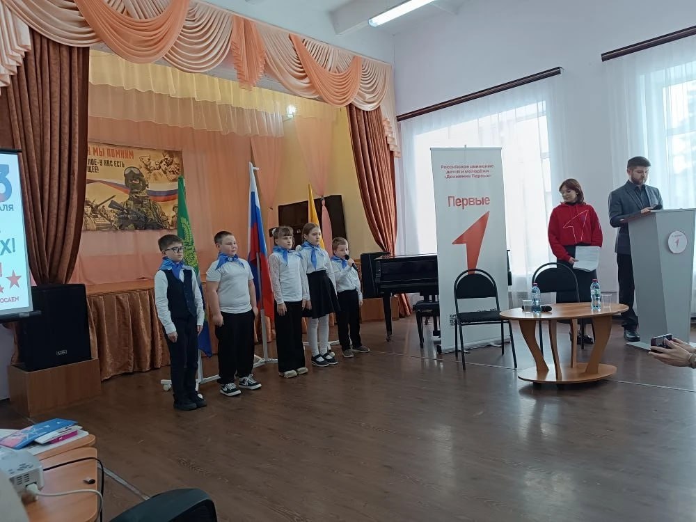 Участники СВО вручили паспорта юным гражданам России Участники СВО вручили паспорта юным гражданам России