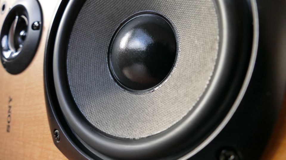 Поленом по голове: конфликт соседей из-за громкой музыки закончился убедительным аргументом