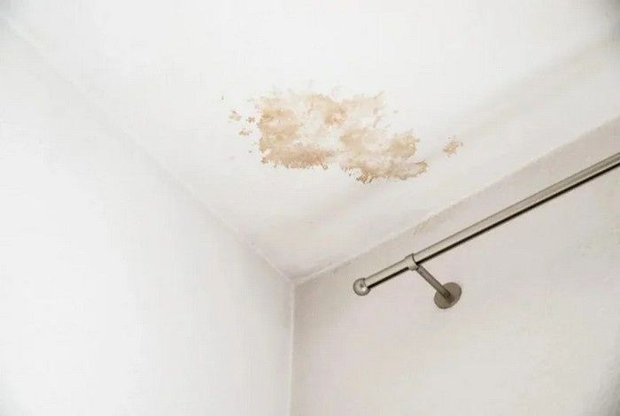 Как избавиться от желтых пятен на потолке: три простых решения