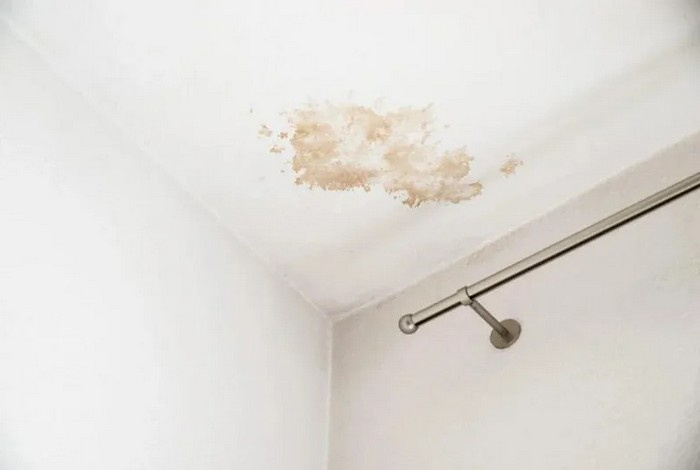 Как избавиться от желтых пятен на потолке: три простых решения